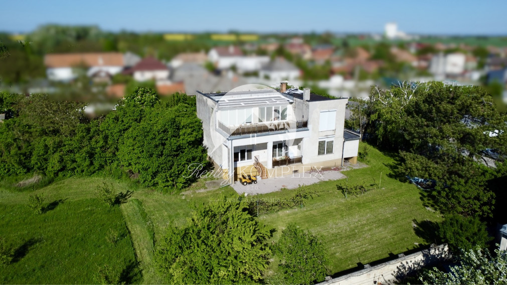 Reality Komplex s.r.o. Vám exkluzívne ponúka na PREDAJ poschodový rodinný dom s obrovským pozemkom v obci Tôň, blízko Komárna!