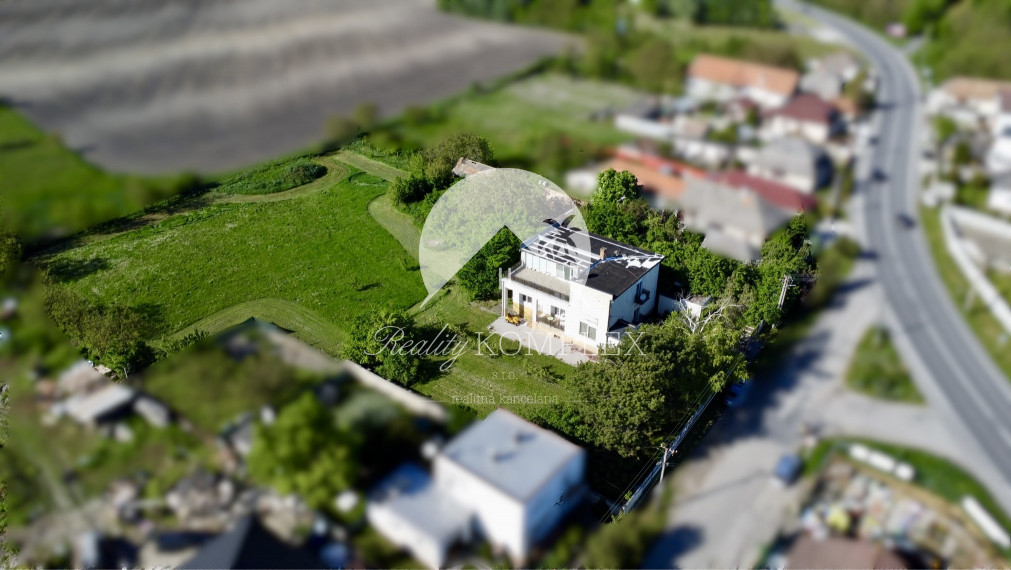 Reality Komplex s.r.o. Vám exkluzívne ponúka na PREDAJ poschodový rodinný dom s obrovským pozemkom v obci Tôň, blízko Komárna!