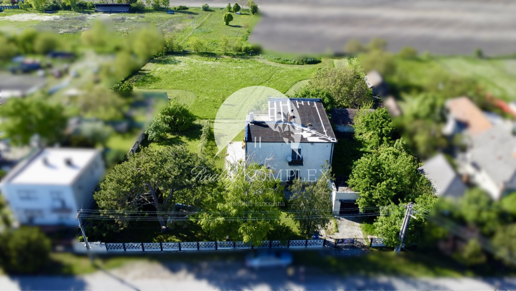 Reality Komplex s.r.o. Vám exkluzívne ponúka na PREDAJ poschodový rodinný dom s obrovským pozemkom v obci Tôň, blízko Komárna!