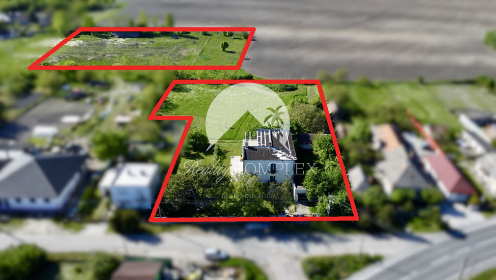 Reality Komplex s.r.o. Vám exkluzívne ponúka na PREDAJ poschodový rodinný dom s obrovským pozemkom v obci Tôň, blízko Komárna!
