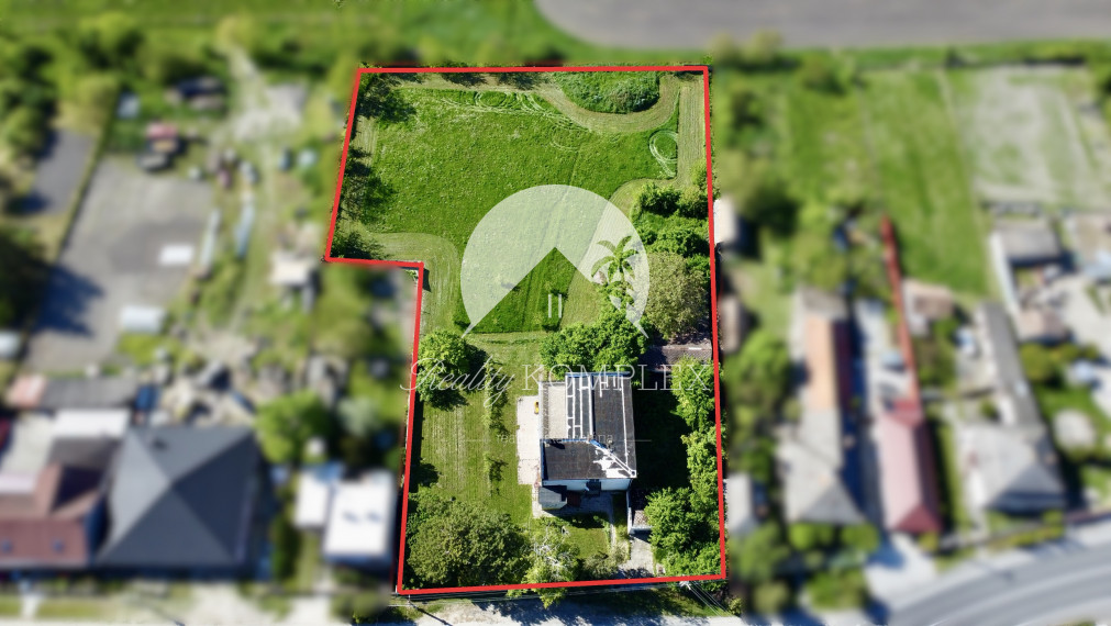 Reality Komplex s.r.o. Vám exkluzívne ponúka na PREDAJ poschodový rodinný dom s obrovským pozemkom v obci Tôň, blízko Komárna!