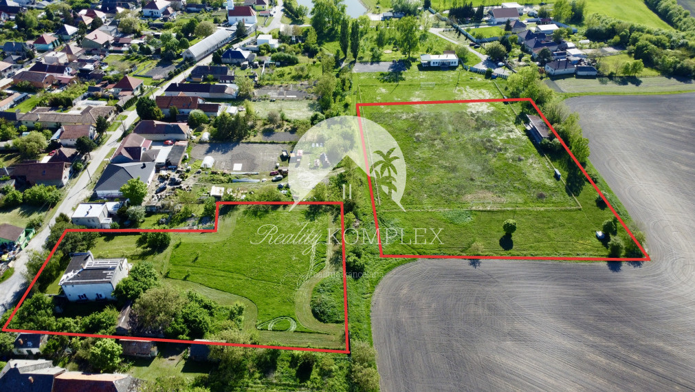 Reality Komplex s.r.o. Vám exkluzívne ponúka na PREDAJ poschodový rodinný dom s obrovským pozemkom v obci Tôň, blízko Komárna!