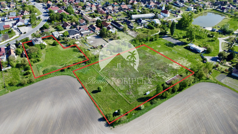 Reality Komplex s.r.o. Vám exkluzívne ponúka na PREDAJ poschodový rodinný dom s obrovským pozemkom v obci Tôň, blízko Komárna!