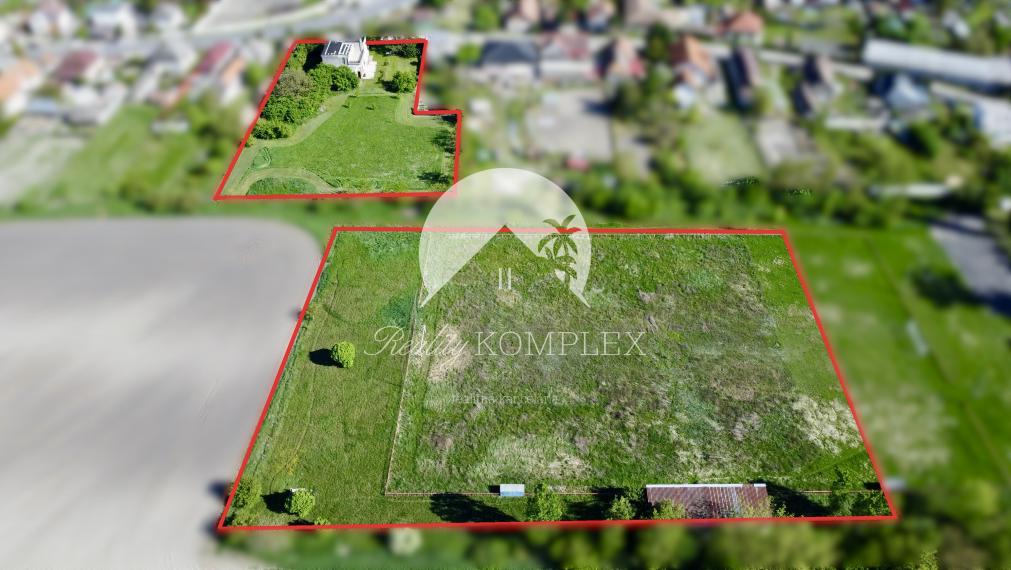 Reality KOMPLEX s.r.o. Vám ponúka na PREDAJ veľký pozemok - futbalové ihrisko - v obci TôŇ za výhodnú cenu!!