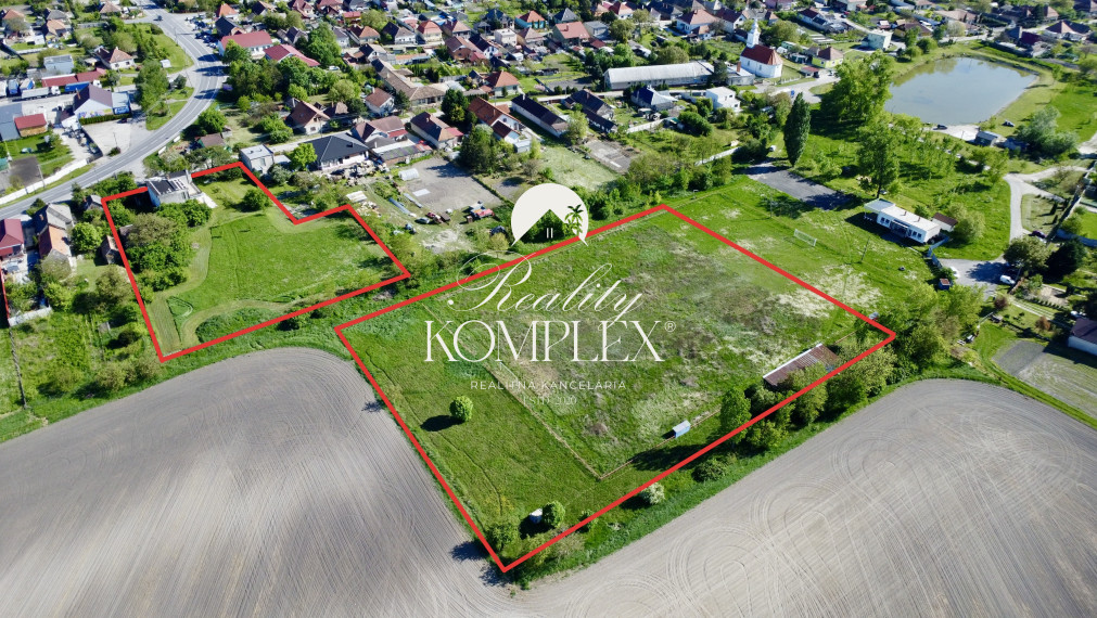 Reality KOMPLEX s.r.o. Vám ponúka na PREDAJ veľký pozemok - futbalové ihrisko - v obci TôŇ za výhodnú cenu!!