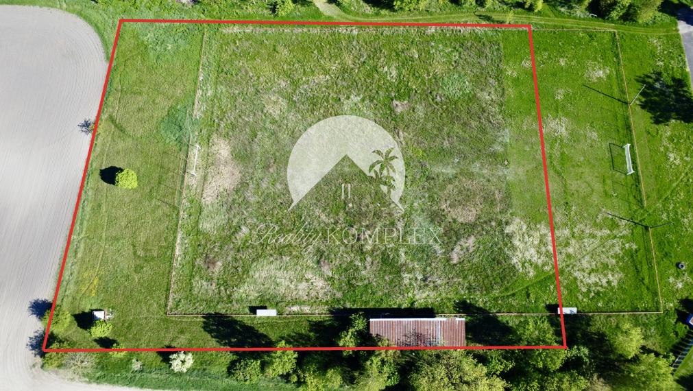 Reality KOMPLEX s.r.o. Vám ponúka na PREDAJ veľký pozemok - futbalové ihrisko - v obci TôŇ za výhodnú cenu!!