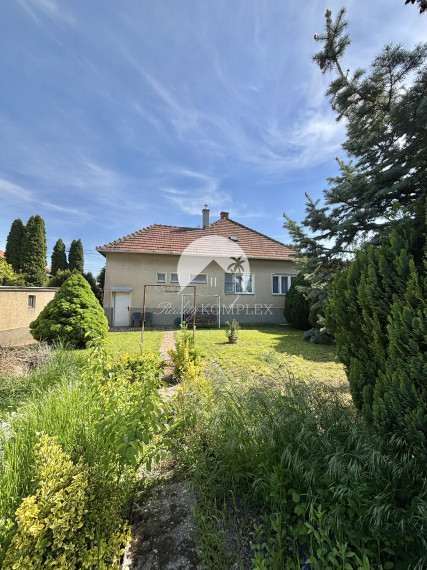 Reality komplex s.r.o., Vám ponúka na predaj 3 izbový rodinný dom  v tichej uličke v meste Komárno.