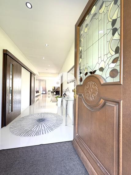 Exkluzívne iba u nás!!!  Reality KOMPLEX s.r.o. Vám ponúkana na predaj luxusný nadštandardný rodinný dom v čarokrásnej, pokojnej lokalite s veľkým lukratívným pozemkom priamo pri rieke Dunaj v KOMÁRNE !!!