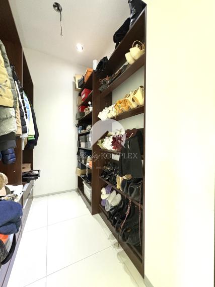 Exkluzívne iba u nás!!!  Reality KOMPLEX s.r.o. Vám ponúkana na predaj luxusný nadštandardný rodinný dom v čarokrásnej, pokojnej lokalite s veľkým lukratívným pozemkom priamo pri rieke Dunaj v KOMÁRNE !!!