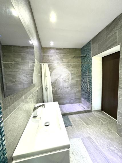 Exkluzívne iba u nás!!!  Reality KOMPLEX s.r.o. Vám ponúkana na predaj luxusný nadštandardný rodinný dom v čarokrásnej, pokojnej lokalite s veľkým lukratívným pozemkom priamo pri rieke Dunaj v KOMÁRNE !!!