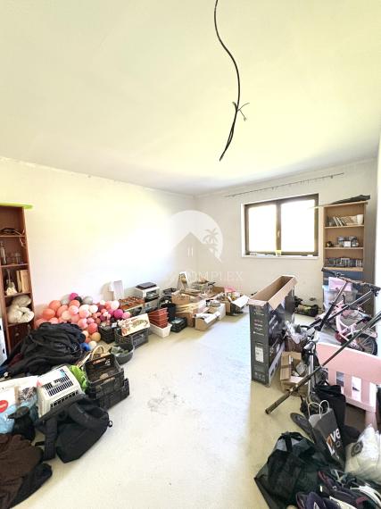 Exkluzívne iba u nás!!!  Reality KOMPLEX s.r.o. Vám ponúkana na predaj luxusný nadštandardný rodinný dom v čarokrásnej, pokojnej lokalite s veľkým lukratívným pozemkom priamo pri rieke Dunaj v KOMÁRNE !!!