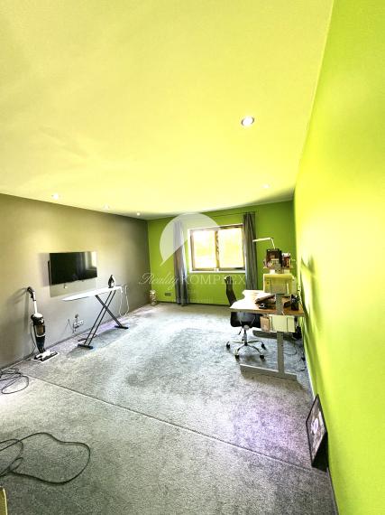 Exkluzívne iba u nás!!!  Reality KOMPLEX s.r.o. Vám ponúkana na predaj luxusný nadštandardný rodinný dom v čarokrásnej, pokojnej lokalite s veľkým lukratívným pozemkom priamo pri rieke Dunaj v KOMÁRNE !!!