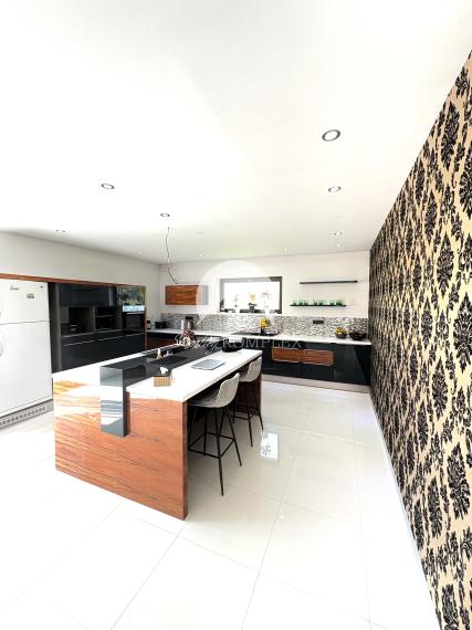 Exkluzívne iba u nás!!!  Reality KOMPLEX s.r.o. Vám ponúkana na predaj luxusný nadštandardný rodinný dom v čarokrásnej, pokojnej lokalite s veľkým lukratívným pozemkom priamo pri rieke Dunaj v KOMÁRNE !!!