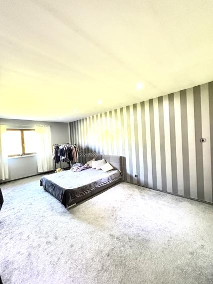 Exkluzívne iba u nás!!!  Reality KOMPLEX s.r.o. Vám ponúkana na predaj luxusný nadštandardný rodinný dom v čarokrásnej, pokojnej lokalite s veľkým lukratívným pozemkom priamo pri rieke Dunaj v KOMÁRNE !!!