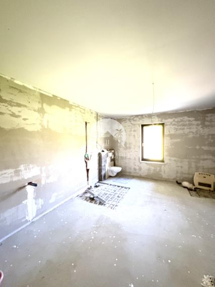 Exkluzívne iba u nás!!!  Reality KOMPLEX s.r.o. Vám ponúkana na predaj luxusný nadštandardný rodinný dom v čarokrásnej, pokojnej lokalite s veľkým lukratívným pozemkom priamo pri rieke Dunaj v KOMÁRNE !!!