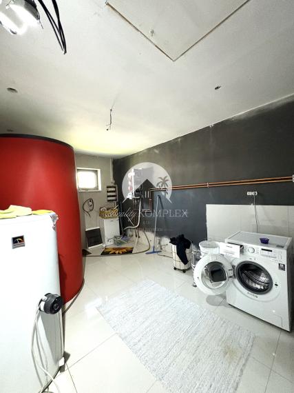 Exkluzívne iba u nás!!!  Reality KOMPLEX s.r.o. Vám ponúkana na predaj luxusný nadštandardný rodinný dom v čarokrásnej, pokojnej lokalite s veľkým lukratívným pozemkom priamo pri rieke Dunaj v KOMÁRNE !!!