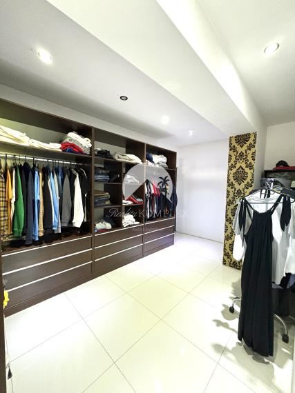 Exkluzívne iba u nás!!!  Reality KOMPLEX s.r.o. Vám ponúkana na predaj luxusný nadštandardný rodinný dom v čarokrásnej, pokojnej lokalite s veľkým lukratívným pozemkom priamo pri rieke Dunaj v KOMÁRNE !!!