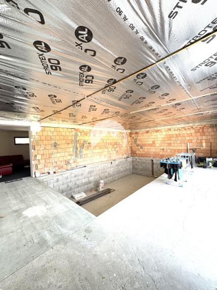 Exkluzívne iba u nás!!!  Reality KOMPLEX s.r.o. Vám ponúkana na predaj luxusný nadštandardný rodinný dom v čarokrásnej, pokojnej lokalite s veľkým lukratívným pozemkom priamo pri rieke Dunaj v KOMÁRNE !!!