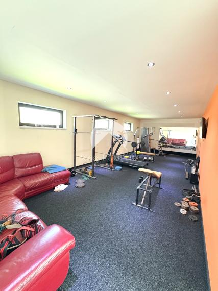 Exkluzívne iba u nás!!!  Reality KOMPLEX s.r.o. Vám ponúkana na predaj luxusný nadštandardný rodinný dom v čarokrásnej, pokojnej lokalite s veľkým lukratívným pozemkom priamo pri rieke Dunaj v KOMÁRNE !!!