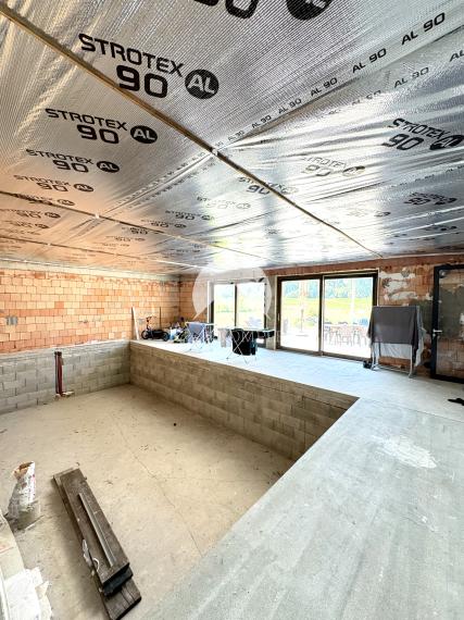 Exkluzívne iba u nás!!!  Reality KOMPLEX s.r.o. Vám ponúkana na predaj luxusný nadštandardný rodinný dom v čarokrásnej, pokojnej lokalite s veľkým lukratívným pozemkom priamo pri rieke Dunaj v KOMÁRNE !!!