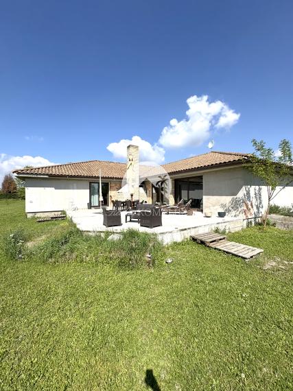 Exkluzívne iba u nás!!!  Reality KOMPLEX s.r.o. Vám ponúkana na predaj luxusný nadštandardný rodinný dom v čarokrásnej, pokojnej lokalite s veľkým lukratívným pozemkom priamo pri rieke Dunaj v KOMÁRNE !!!