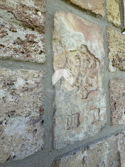 Exkluzívne iba u nás!!!  Reality KOMPLEX s.r.o. Vám ponúkana na predaj luxusný nadštandardný rodinný dom v čarokrásnej, pokojnej lokalite s veľkým lukratívným pozemkom priamo pri rieke Dunaj v KOMÁRNE !!!