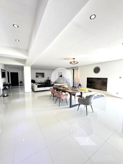 Exkluzívne iba u nás!!!  Reality KOMPLEX s.r.o. Vám ponúkana na predaj luxusný nadštandardný rodinný dom v čarokrásnej, pokojnej lokalite s veľkým lukratívným pozemkom priamo pri rieke Dunaj v KOMÁRNE !!!