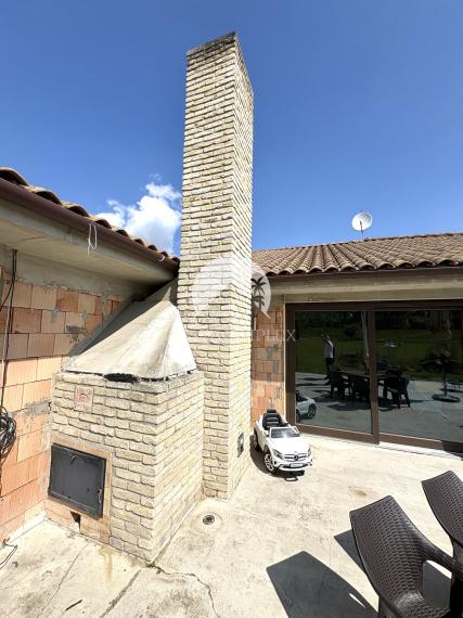 Exkluzívne iba u nás!!!  Reality KOMPLEX s.r.o. Vám ponúkana na predaj luxusný nadštandardný rodinný dom v čarokrásnej, pokojnej lokalite s veľkým lukratívným pozemkom priamo pri rieke Dunaj v KOMÁRNE !!!