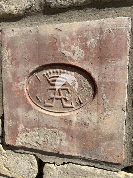 Exkluzívne iba u nás!!!  Reality KOMPLEX s.r.o. Vám ponúkana na predaj luxusný nadštandardný rodinný dom v čarokrásnej, pokojnej lokalite s veľkým lukratívným pozemkom priamo pri rieke Dunaj v KOMÁRNE !!!