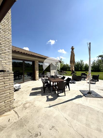 Exkluzívne iba u nás!!!  Reality KOMPLEX s.r.o. Vám ponúkana na predaj luxusný nadštandardný rodinný dom v čarokrásnej, pokojnej lokalite s veľkým lukratívným pozemkom priamo pri rieke Dunaj v KOMÁRNE !!!