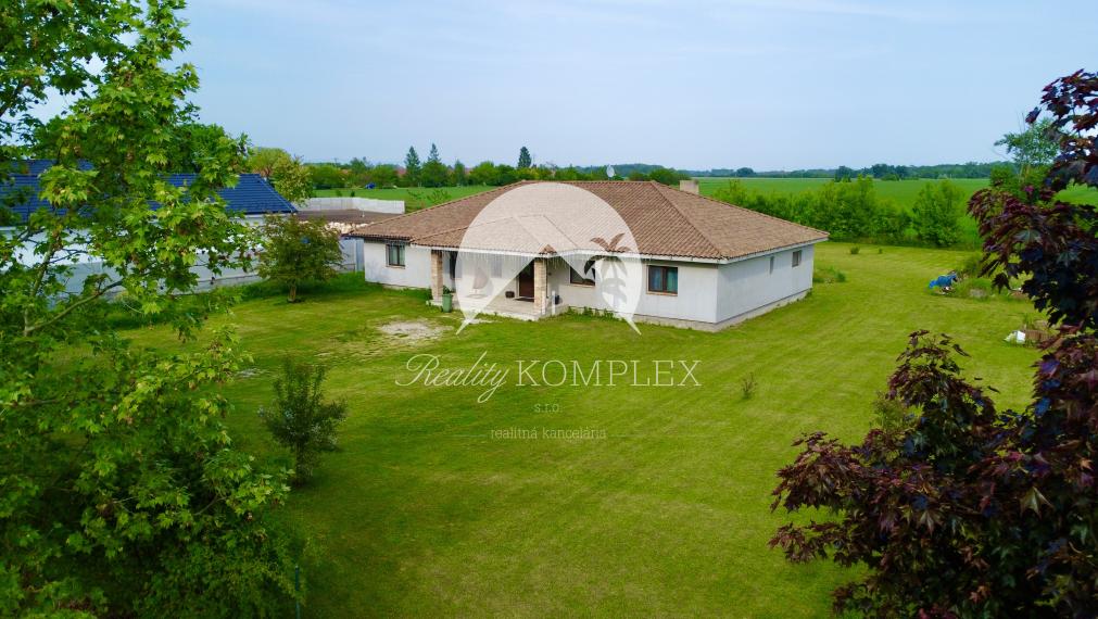 Exkluzívne iba u nás!!!  Reality KOMPLEX s.r.o. Vám ponúkana na predaj luxusný nadštandardný rodinný dom v čarokrásnej, pokojnej lokalite s veľkým lukratívným pozemkom priamo pri rieke Dunaj v KOMÁRNE !!!