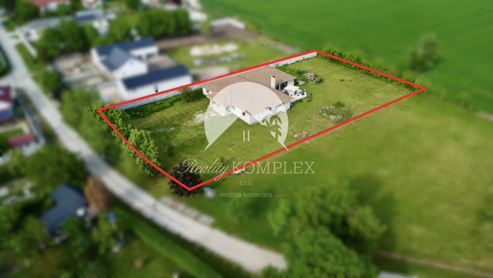 Exkluzívne iba u nás!!!  Reality KOMPLEX s.r.o. Vám ponúkana na predaj luxusný nadštandardný rodinný dom v čarokrásnej, pokojnej lokalite s veľkým lukratívným pozemkom priamo pri rieke Dunaj v KOMÁRNE !!!