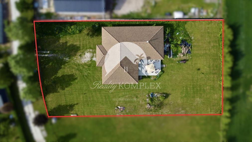 Exkluzívne iba u nás!!!  Reality KOMPLEX s.r.o. Vám ponúkana na predaj luxusný nadštandardný rodinný dom v čarokrásnej, pokojnej lokalite s veľkým lukratívným pozemkom priamo pri rieke Dunaj v KOMÁRNE !!!