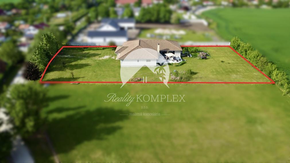 Exkluzívne iba u nás!!!  Reality KOMPLEX s.r.o. Vám ponúkana na predaj luxusný nadštandardný rodinný dom v čarokrásnej, pokojnej lokalite s veľkým lukratívným pozemkom priamo pri rieke Dunaj v KOMÁRNE !!!