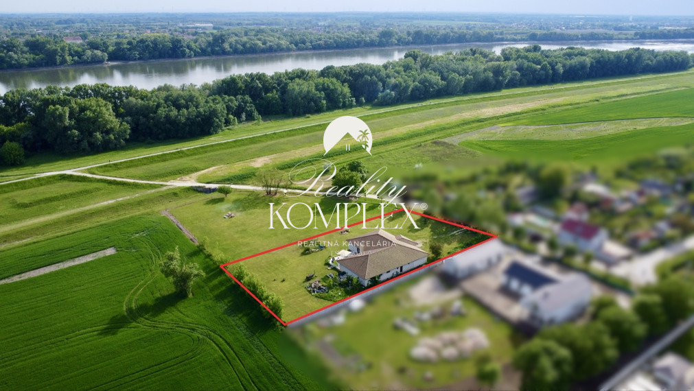 Exkluzívne iba u nás!!!  Reality KOMPLEX s.r.o. Vám ponúkana na predaj luxusný nadštandardný rodinný dom v čarokrásnej, pokojnej lokalite s veľkým lukratívným pozemkom priamo pri rieke Dunaj v KOMÁRNE !!!