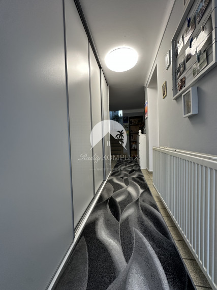 Reality KOMPLEX s.r.o. Vám ponúka EXKLUZÍVNE na predaj priestranný poschodový rodinný dom v Kolárove!