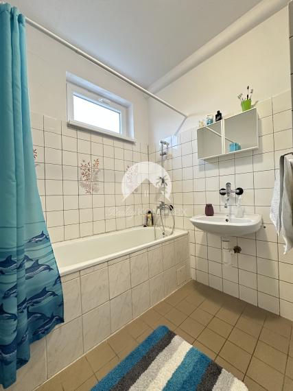 Reality KOMPLEX s.r.o. Vám ponúka EXKLUZÍVNE na predaj priestranný poschodový rodinný dom v Kolárove!