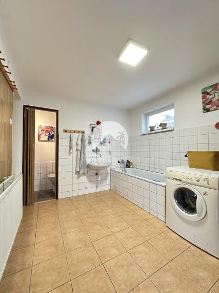 Reality KOMPLEX s.r.o. Vám ponúka EXKLUZÍVNE na predaj priestranný poschodový rodinný dom v Kolárove!