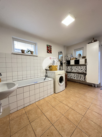 Reality KOMPLEX s.r.o. Vám ponúka EXKLUZÍVNE na predaj priestranný poschodový rodinný dom v Kolárove!