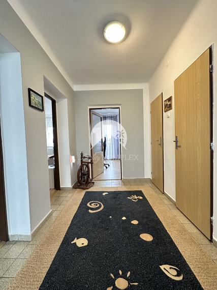 Reality KOMPLEX s.r.o. Vám ponúka EXKLUZÍVNE na predaj priestranný poschodový rodinný dom v Kolárove!