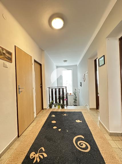 Reality KOMPLEX s.r.o. Vám ponúka EXKLUZÍVNE na predaj priestranný poschodový rodinný dom v Kolárove!