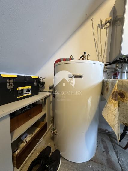 Reality KOMPLEX s.r.o. Vám ponúka EXKLUZÍVNE na predaj priestranný poschodový rodinný dom v Kolárove!