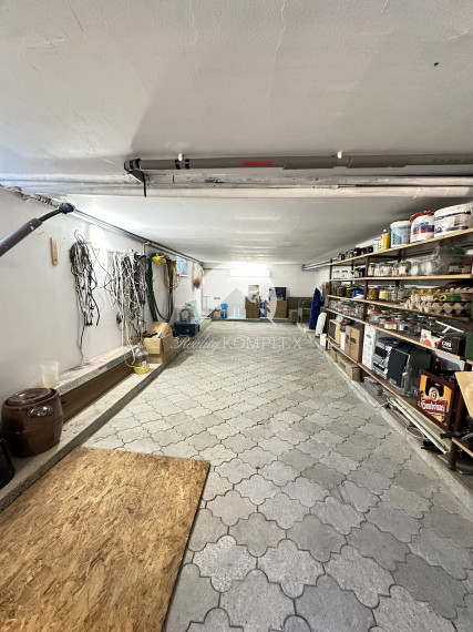 Reality KOMPLEX s.r.o. Vám ponúka EXKLUZÍVNE na predaj priestranný poschodový rodinný dom v Kolárove!