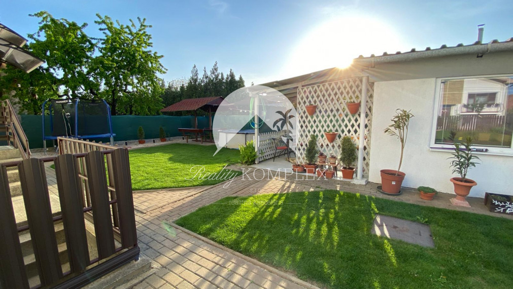 Reality KOMPLEX s.r.o. Vám ponúka EXKLUZÍVNE na predaj priestranný poschodový rodinný dom v Kolárove!