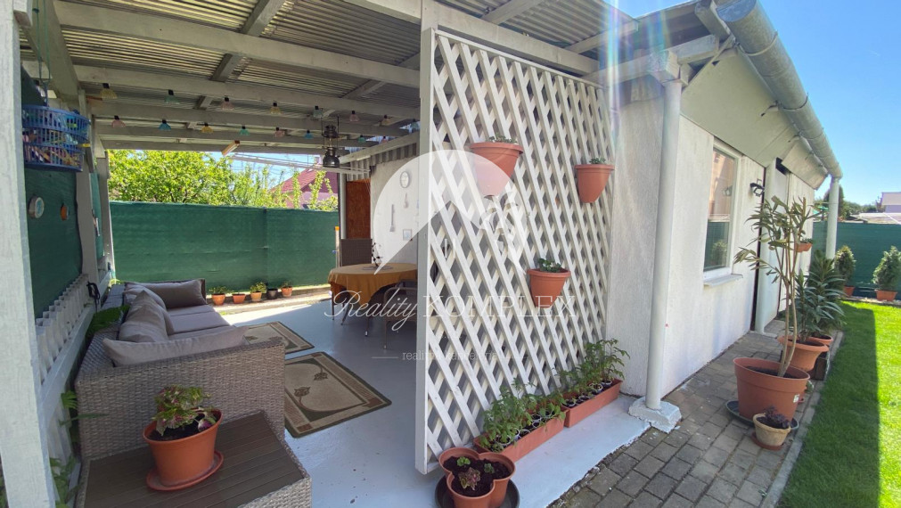 Reality KOMPLEX s.r.o. Vám ponúka EXKLUZÍVNE na predaj priestranný poschodový rodinný dom v Kolárove!