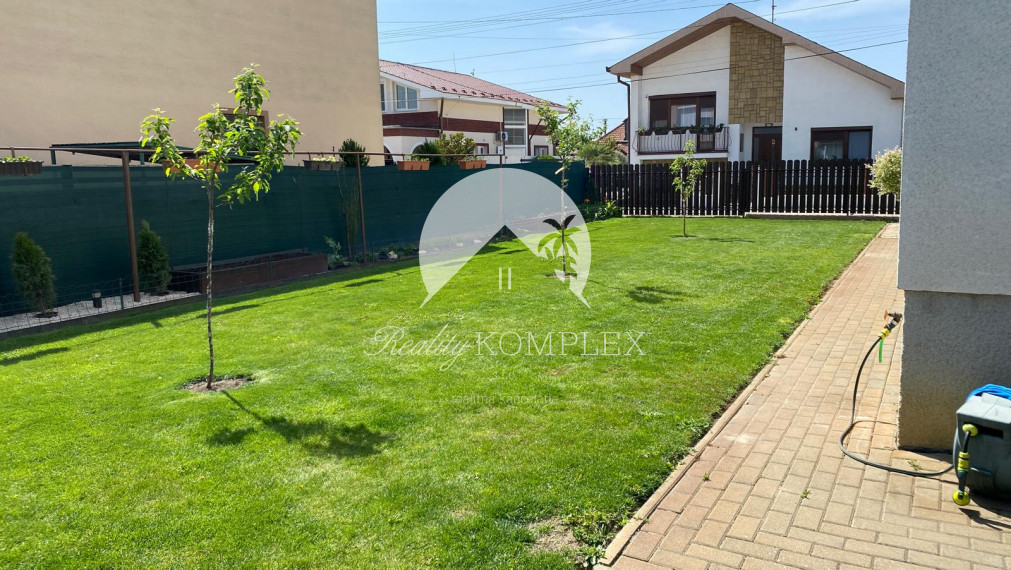 Reality KOMPLEX s.r.o. Vám ponúka EXKLUZÍVNE na predaj priestranný poschodový rodinný dom v Kolárove!