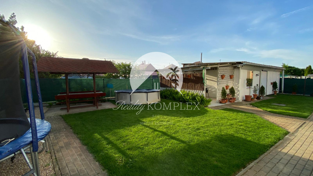 Reality KOMPLEX s.r.o. Vám ponúka EXKLUZÍVNE na predaj priestranný poschodový rodinný dom v Kolárove!