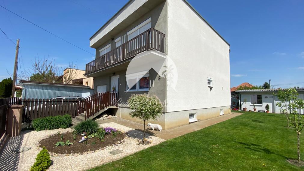 Reality KOMPLEX s.r.o. Vám ponúka EXKLUZÍVNE na predaj priestranný poschodový rodinný dom v Kolárove!