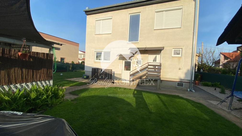 Reality KOMPLEX s.r.o. Vám ponúka EXKLUZÍVNE na predaj priestranný poschodový rodinný dom v Kolárove!
