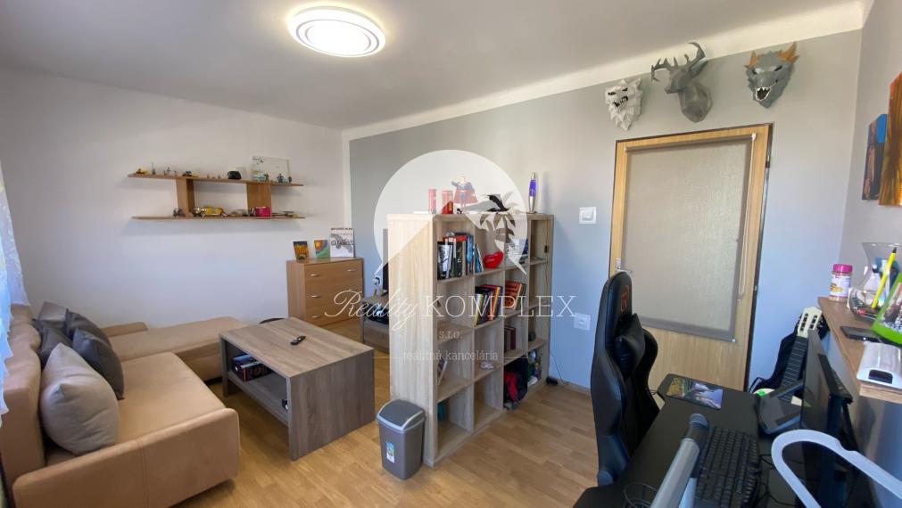 Reality KOMPLEX s.r.o. Vám ponúka EXKLUZÍVNE na predaj priestranný poschodový rodinný dom v Kolárove!